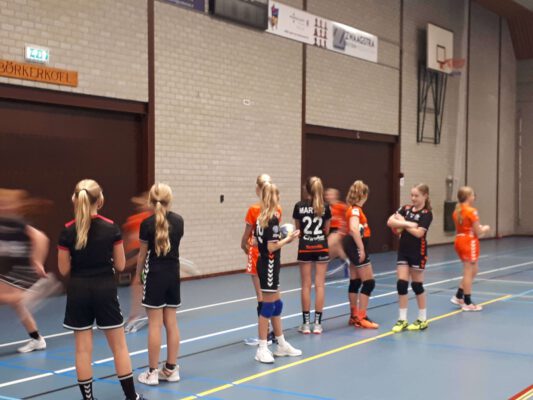Afbeelding training handbalschool Midden-Drenthe speelsters doen een oefening