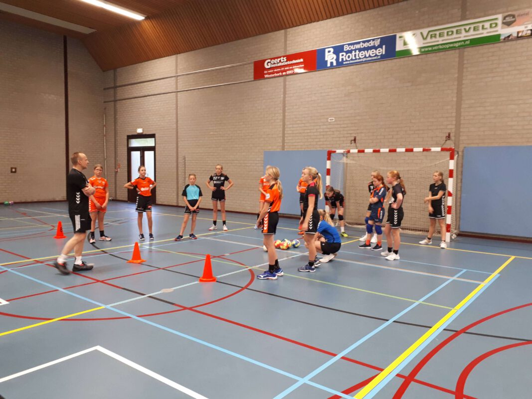 Afbeelding training handbalschool Midden-Drenthe speelsters doen een oefening