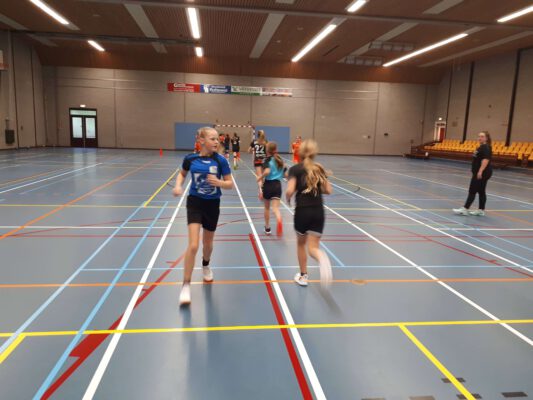 Afbeelding training handbalschool Midden-Drenthe speelsters doen een oefening