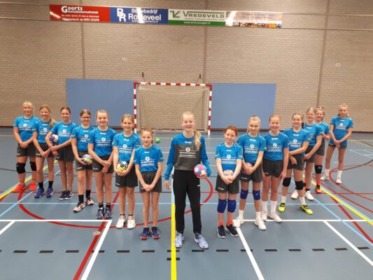 Afbeelding deelnemers handbalschool Midden-Drenthe in v-vorm