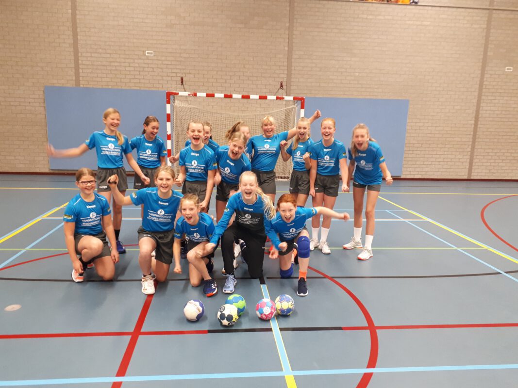 Afbeelding deelnemers handbalschool Midden-Drenthe juichend