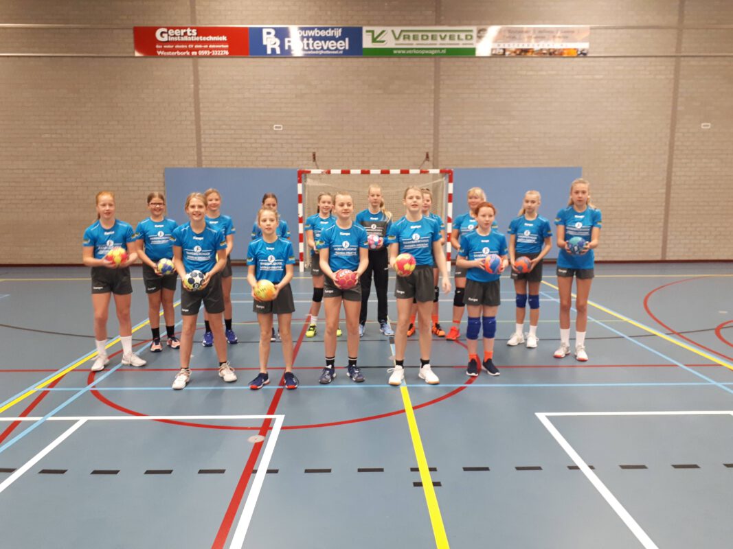 Afbeelding deelnemers handbalschool Midden-Drenthe met bal