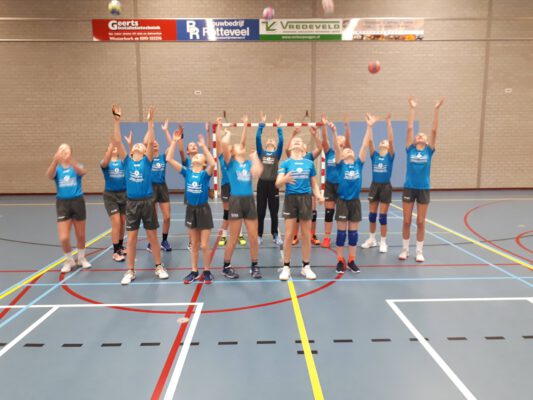 Afbeelding deelnemers handbalschool Midden-Drenthe proberen bal te vangen