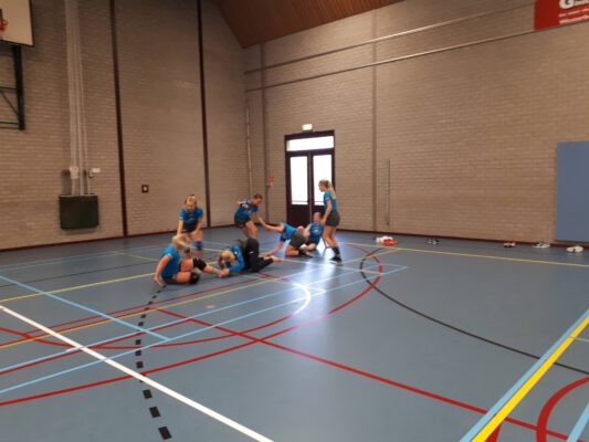 Afbeelding deelnemers handbalschool Midden-Drenthe tijdens training