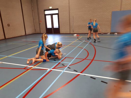 Afbeelding deelnemers handbalschool Midden-Drenthe tijdens training