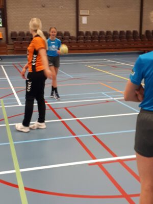 Afbeelding deelnemers handbalschool Midden-Drenthe