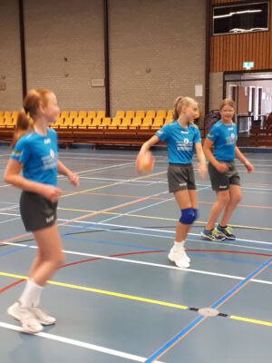 Afbeelding deelnemers handbalschool Midden-Drenthe