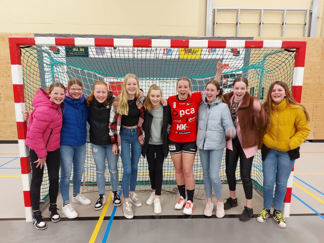 Afbeelding deelnemers handbalschool en Jessica Hilbrands